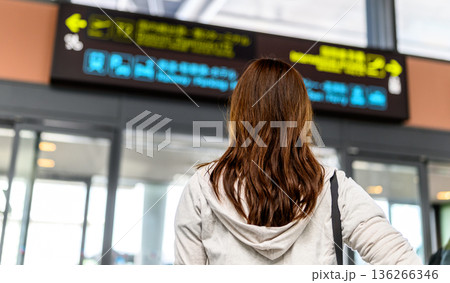空港で案内板を見る ■撮影協力:関西国際空港(KIX) 空港で案内板を見る ■撮影協力:関西国際空港(KIX) 136266346