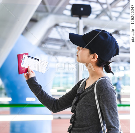 空港で搭乗券確認 ■撮影協力:関西国際空港(KIX) 空港で搭乗券確認 ■撮影協力:関西国際空港(KIX) 136266347