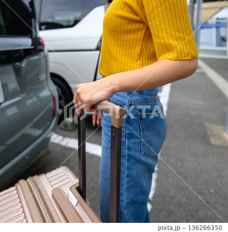 スーツケースと車寄せ ■撮影協力：関西国際空港（KIX） 136266350