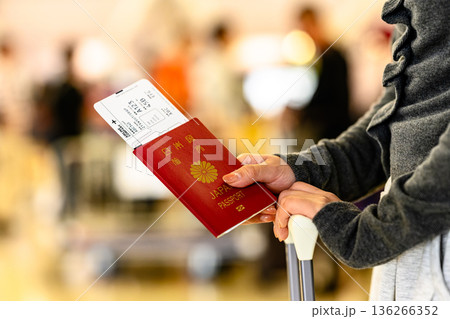 パスポートと航空券 ■撮影協力:関西国際空港(KIX) パスポートと航空券 ■撮影協力:関西国際空港(KIX) 136266352