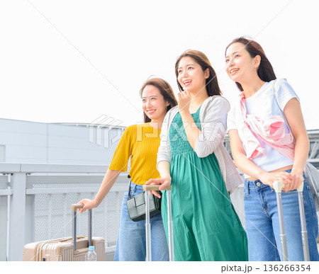 旅行に出発する女性三人 ■撮影協力:関西国際空港(KIX) 旅行に出発する女性三人 ■撮影協力:関西国際空港(KIX) 136266354