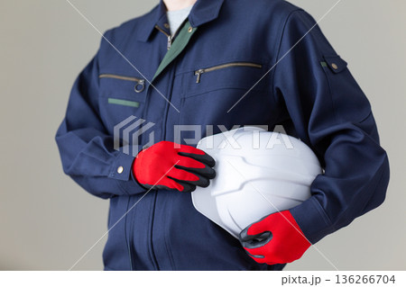 ヘルメットを持つ作業服のミドル男性ビジネスマン 136266704