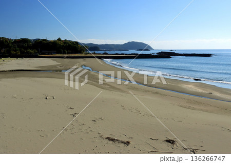 美しい海岸の風景 136266747