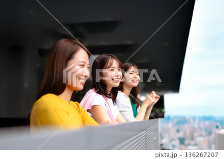 友人たちと高層階で歓談 ■撮影協力：関西国際空港（KIX） 136267207