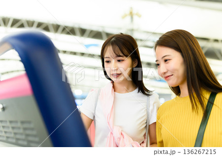 駅で券売機操作 ■撮影協力:関西国際空港(KIX) 駅で券売機操作 ■撮影協力:関西国際空港(KIX) 136267215