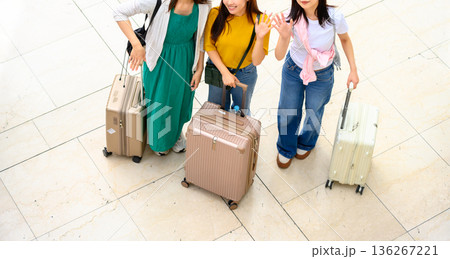 旅行する女性三人組 ■撮影協力：関西国際空港（KIX） 136267221