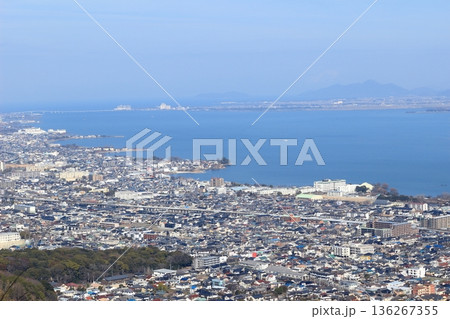 長等山テラスから見下ろした琵琶湖南湖西岸の風景 長等山テラスから見下ろした琵琶湖南湖西岸の風景 136267355