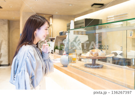 カフェのカウンター前に立つ若い女性 カフェのカウンター前に立つ若い女性 136267397