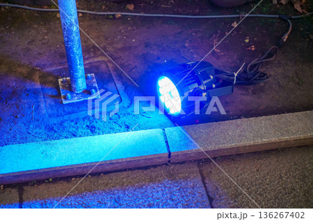 地面を強く照らす青いLED照明 136267402