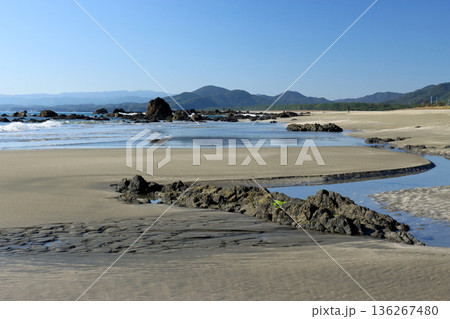 鏡張りの砂浜 136267480