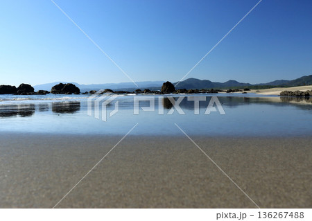 鏡張りの砂浜 136267488