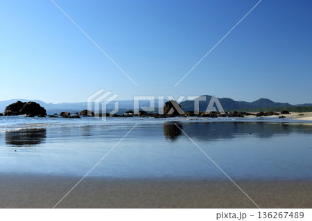 鏡張りの砂浜 136267489
