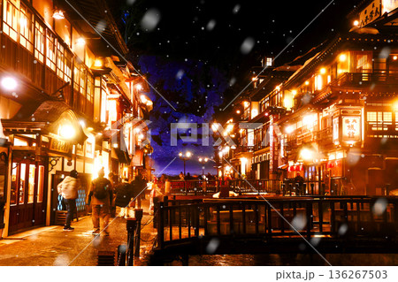 冬の銀山温泉・夜景(山形県・尾花沢市) 冬の銀山温泉・夜景(山形県・尾花沢市) 136267503