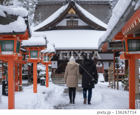 冬の神社参拝 136267714