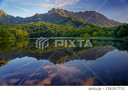 鏡池から見る朝焼けの戸隠連峰 136267732