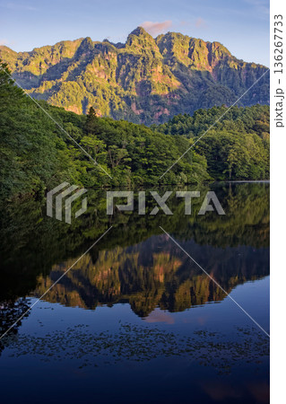 鏡池から見る朝焼けの戸隠連峰 鏡池から見る朝焼けの戸隠連峰 136267733