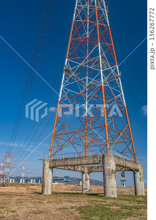 淀川右岸河川敷に立つ送電線鉄塔 大阪府高槻市 淀川右岸河川敷に立つ送電線鉄塔 大阪府高槻市 136267772
