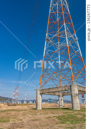 淀川右岸河川敷に立つ送電線鉄塔　大阪府高槻市 136267773