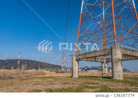 淀川右岸河川敷に立つ送電線鉄塔 大阪府高槻市 淀川右岸河川敷に立つ送電線鉄塔 大阪府高槻市 136267774