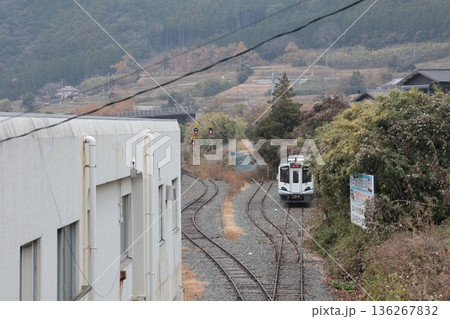 立野駅構内に待機する南阿蘇鉄道高森線の列車 立野駅構内に待機する南阿蘇鉄道高森線の列車 136267832