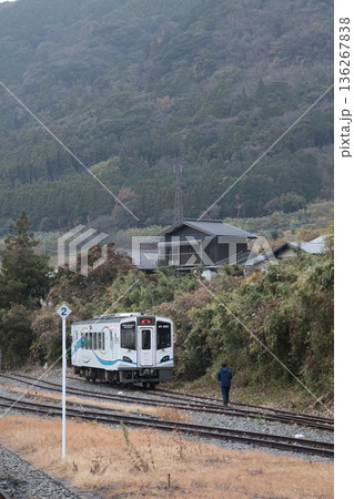 立野駅構内に待機する南阿蘇鉄道高森線の列車 立野駅構内に待機する南阿蘇鉄道高森線の列車 136267838