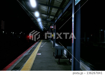 終電直前、誰もいなくて不安さが増す駅 136267841