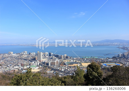 長等山テラスからの景色 琵琶湖、大津京駅、運動施設、大津港など 長等山テラスからの景色 琵琶湖、大津京駅、運動施設、大津港など 136268006