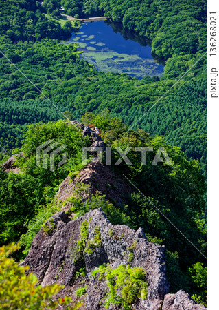 戸隠山・八方睨から見る蟻の塔渡りの岩峰と鏡池 136268021