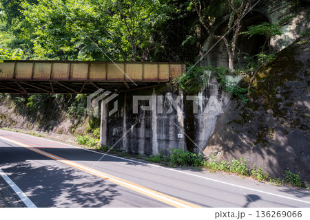 【小河内線】国道に架かる廃線跡の橋梁とトンネル 136269066