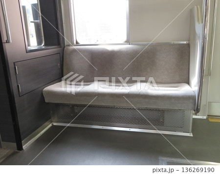 電車 椅子 グレー 136269190