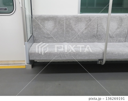 電車 椅子 グレー 136269191