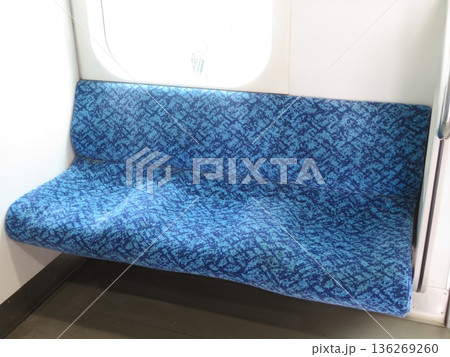 電車 椅子 青色 136269260
