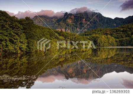 鏡池から見る朝焼けの戸隠連峰 136269303