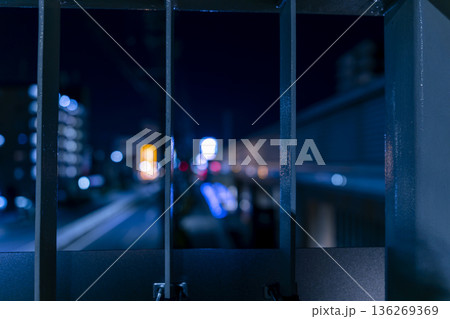 柵越しの玉ボケ 136269369