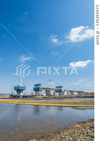 淀川を渡る工事中の新名神高速道路　大阪府高槻市　枚方市 136269473