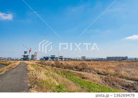 淀川右岸河川敷風景　工事中の新名神高速道路　大阪府高槻市　枚方市 136269479