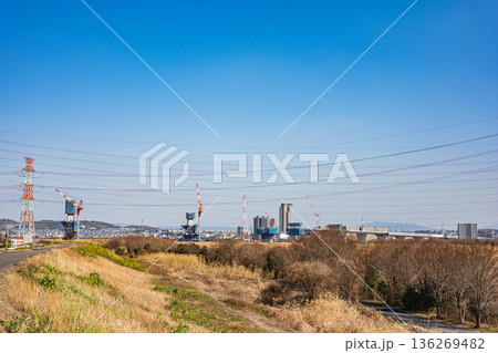 淀川を渡る工事中の新名神高速道路　大阪府高槻市　枚方市 136269482