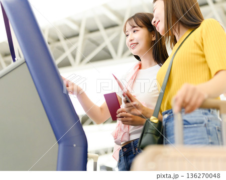 空港で二人で手続き ■撮影協力：関西国際空港（KIX） 136270048