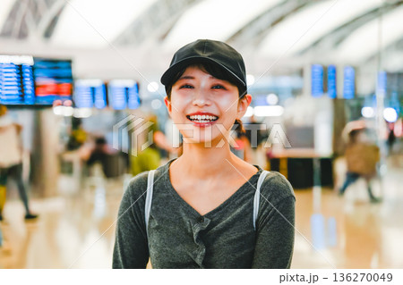 空港で笑う女性旅行者 ■撮影協力:関西国際空港(KIX) 空港で笑う女性旅行者 ■撮影協力:関西国際空港(KIX) 136270049