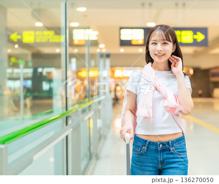 空港で微笑む旅行女性 ■撮影協力：関西国際空港（KIX） 136270050