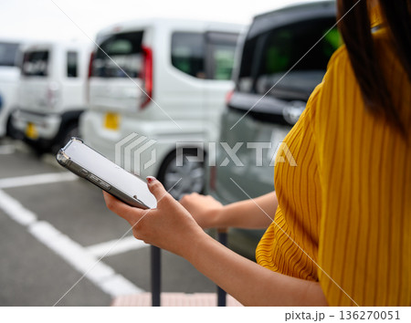 空港駐車場でスマホ操作 ■撮影協力:関西国際空港(KIX) 空港駐車場でスマホ操作 ■撮影協力:関西国際空港(KIX) 136270051