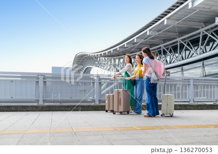 女性三人組の旅行待ち合わせ ■撮影協力：関西国際空港（KIX） 136270053