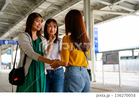 駅での友人との握手 ■撮影協力：関西国際空港（KIX） 136270058