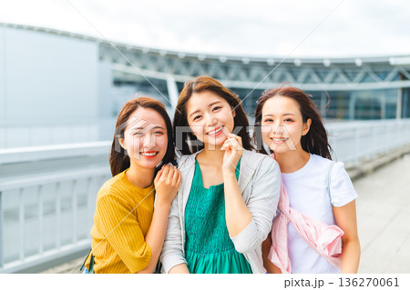 空港で笑う女性三人 ■撮影協力：関西国際空港（KIX） 136270061