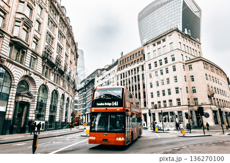 イギリスの金融センター　シティ・オブ・ロンドン 136270100