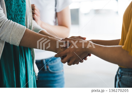 重ねた手のジェスチャー ■撮影協力：関西国際空港（KIX） 136270205