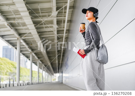 空港で待つ旅行者 ■撮影協力：関西国際空港（KIX） 136270208