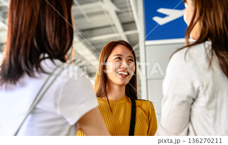 空港での友人との会話 ■撮影協力：関西国際空港（KIX） 136270211