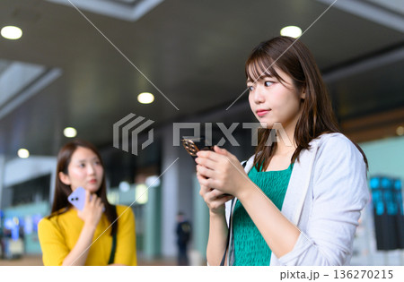 駅でスマホ操作する女性 ■撮影協力:関西国際空港(KIX) 駅でスマホ操作する女性 ■撮影協力:関西国際空港(KIX) 136270215