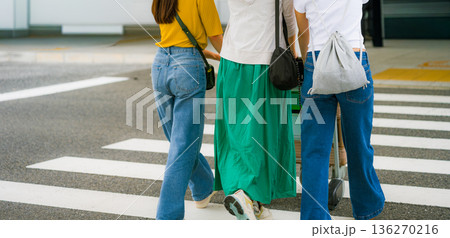 横断歩道を歩く三人 ■撮影協力：関西国際空港（KIX） 136270216
